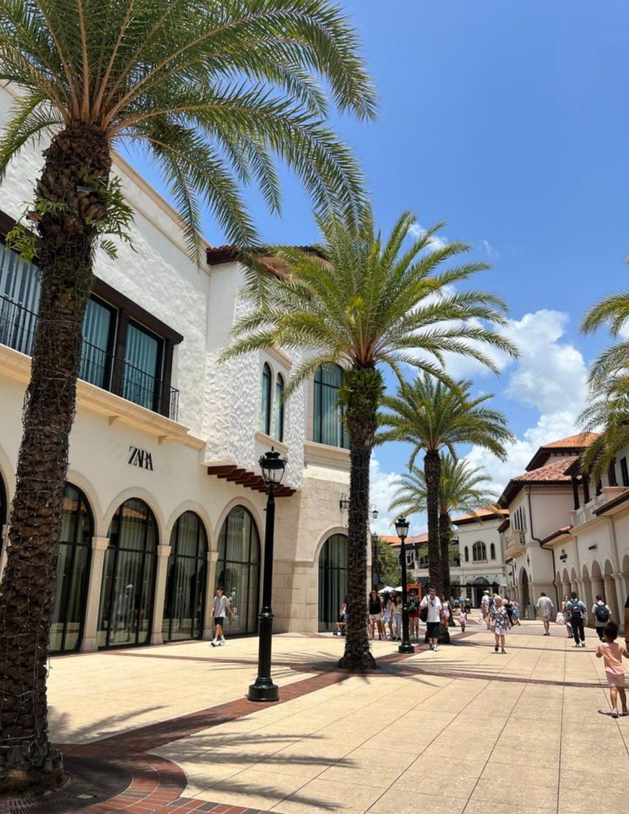 Rua com lojas e palmeiras em Orlando