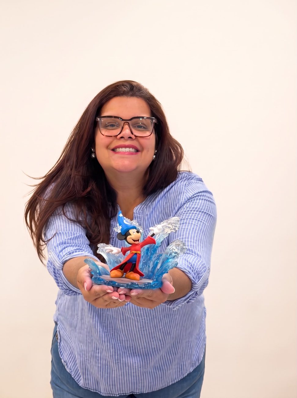 Tatiana segurando o Mickey Aprendiz de Feiticeiro